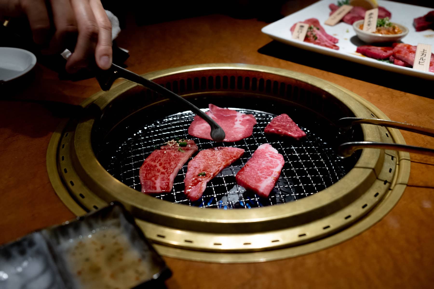 烤盤上烹煮中的各式燒肉