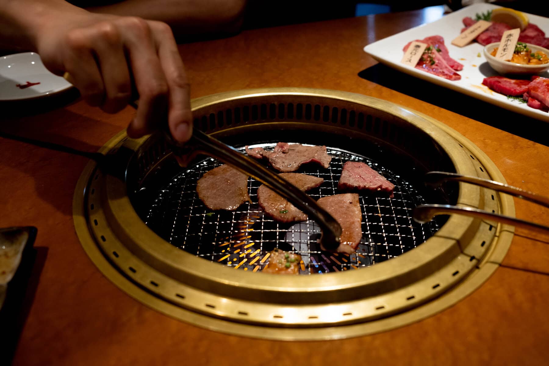 烤盤上烹煮中的各式燒肉