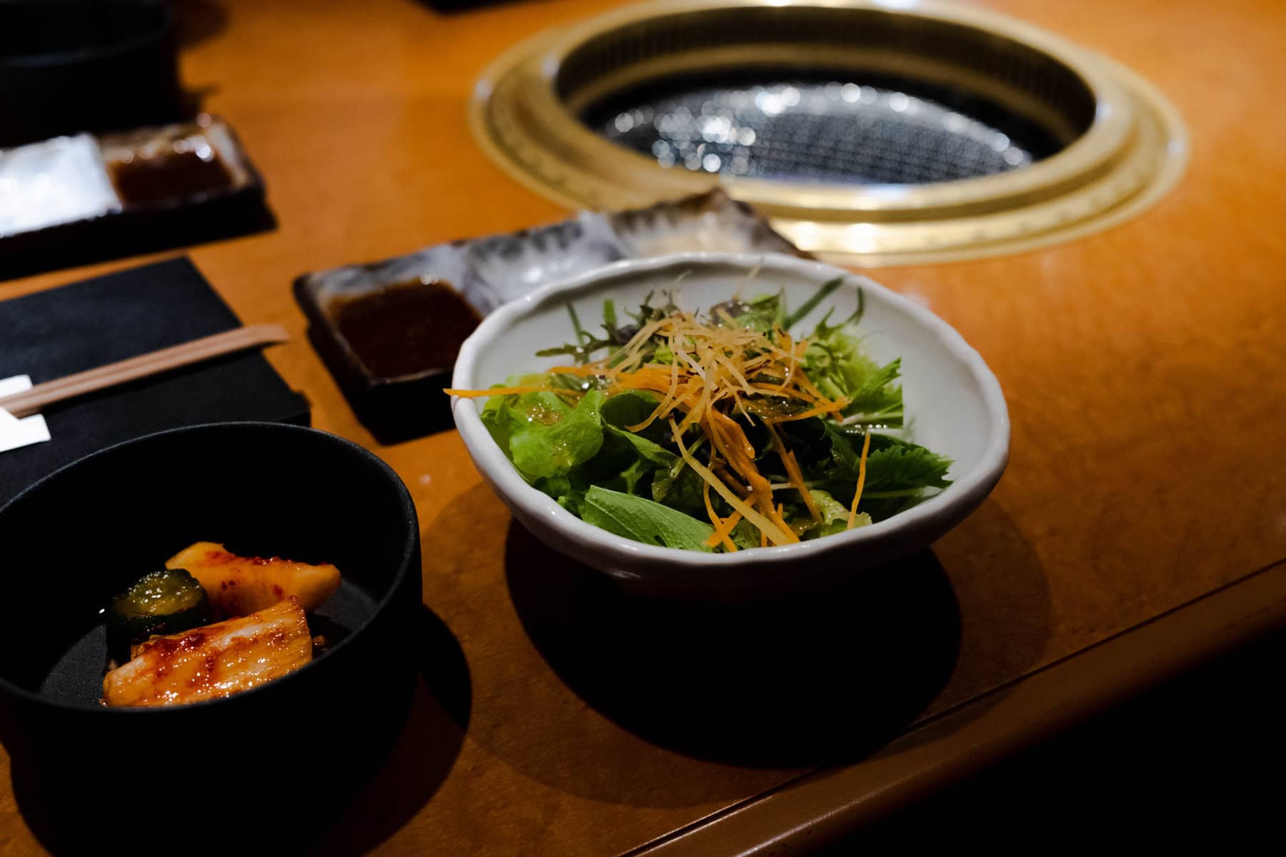 桌上擺有一碗日式沙拉配菜配餐具