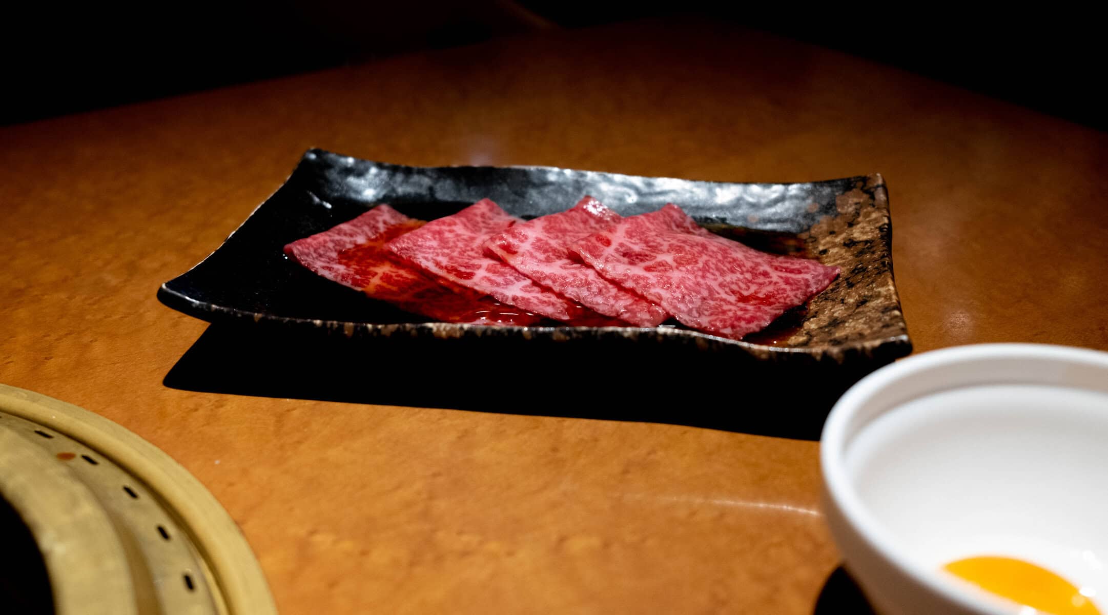 生牛肉片擺在黑色盤子上