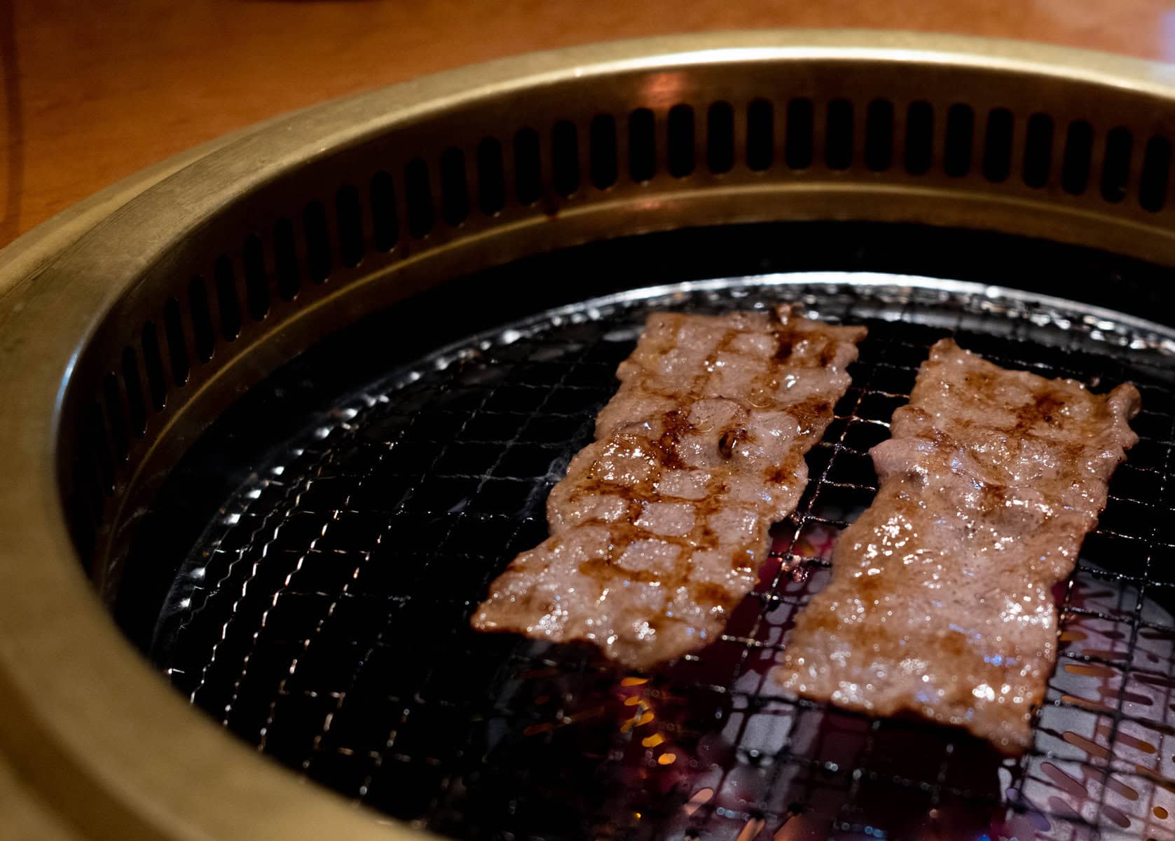 兩片壽喜燒口味的肉片在烤盤上