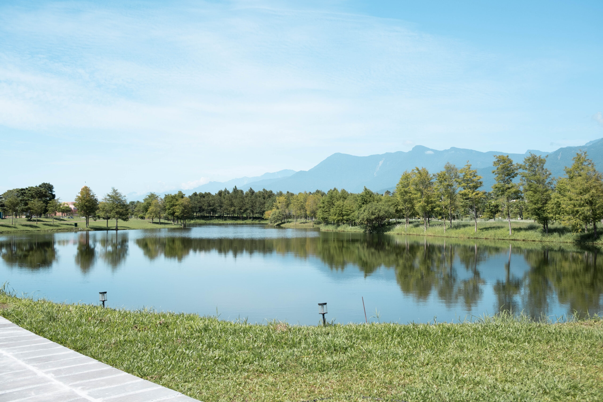 旅遊日記 | 星巴克理想門市—童話小屋、湖光倒影與落羽松