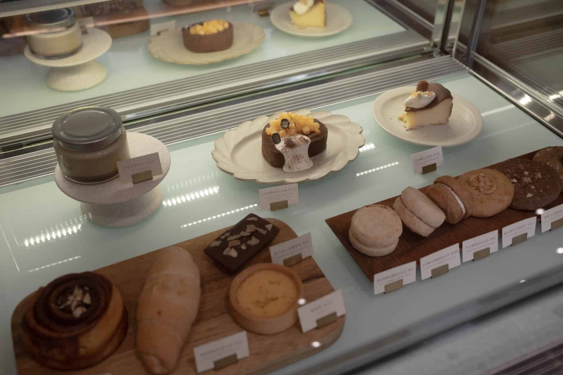 甜點櫃內展示著各種蛋糕和甜點