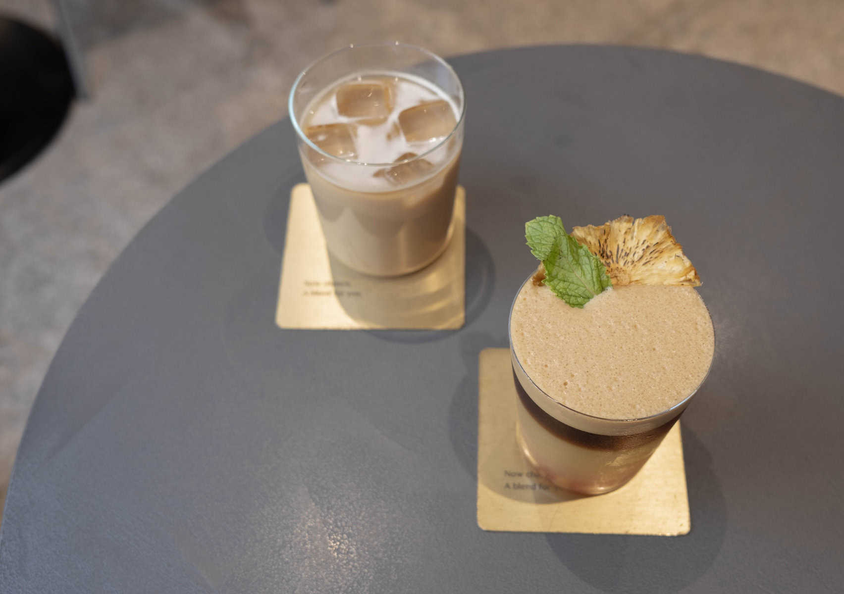 兩杯咖啡飲品擺放在咖啡館的桌子上