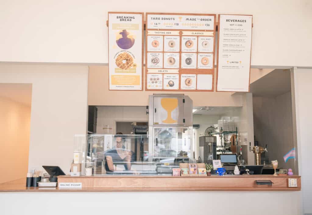 Holey Grail Donuts 店內櫃檯與完整菜單,員工正在櫃檯後方備餐。