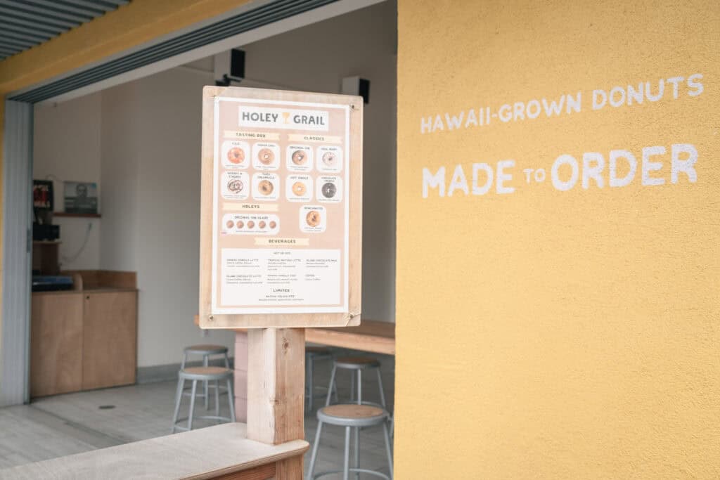Holey Grail Donuts Long Beach 店門口的菜單看板,展示甜甜圈和飲品的選項。