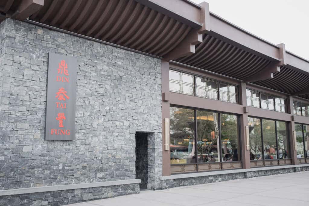 加州 Anaheim Downtown Disney 的鼎泰豐餐廳外觀，灰色石牆與中式屋簷設計。
